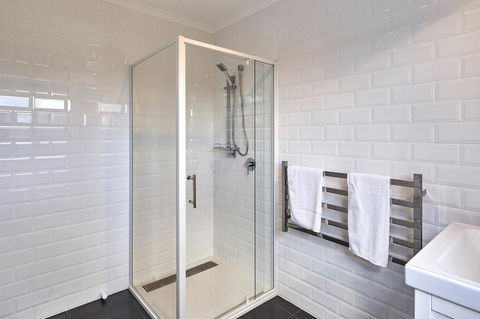 DOLPHIN LOOKOUT COTTAGE - Amazing Views Of The Bay Of Fires - Inverell Accommodation 3