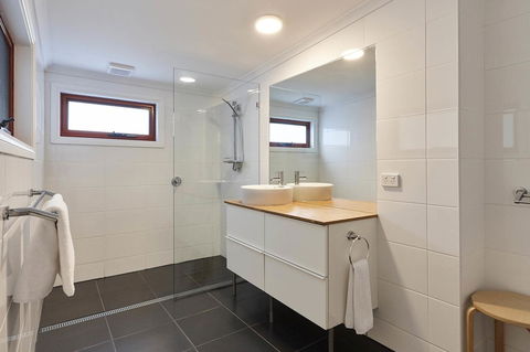 DOLPHIN LOOKOUT COTTAGE - Amazing Views Of The Bay Of Fires - Inverell Accommodation 2