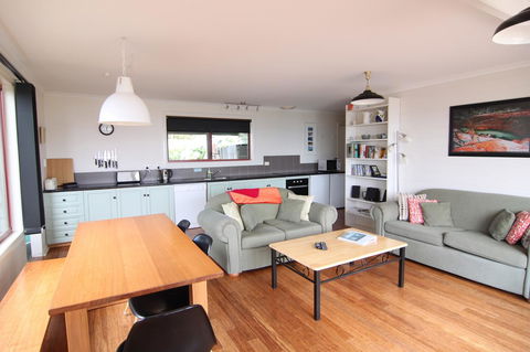 DOLPHIN LOOKOUT COTTAGE - Amazing Views Of The Bay Of Fires - Inverell Accommodation 11