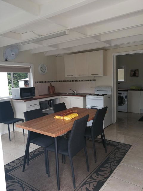 Hilltop Cottages - Inverell Accommodation 7
