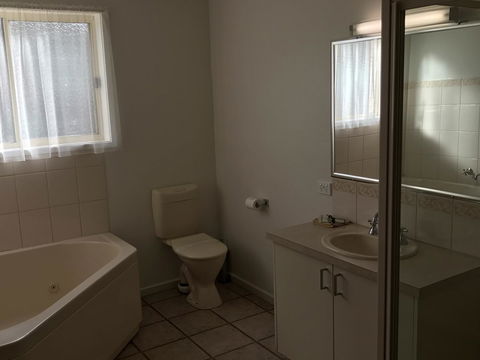 Beachcomber Motel & Apartments - Inverell Accommodation 9