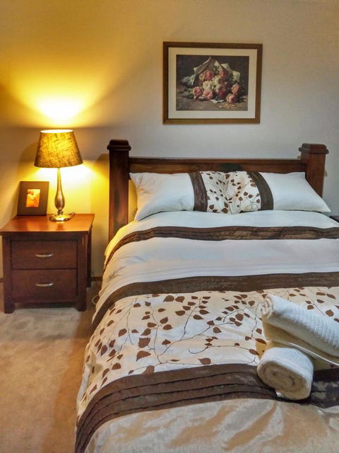 Waterfront Retreat - Inverell Accommodation 18