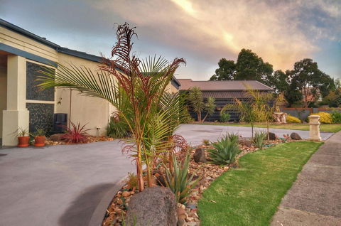 Waterfront Retreat - Inverell Accommodation 7