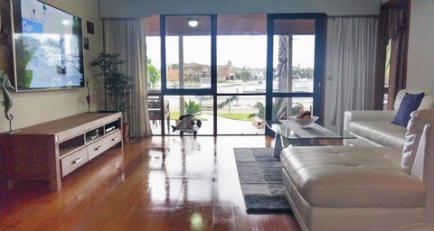 Waterfront Retreat - Inverell Accommodation 4