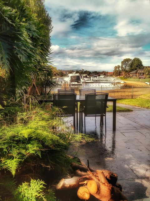 Waterfront Retreat - Inverell Accommodation 8
