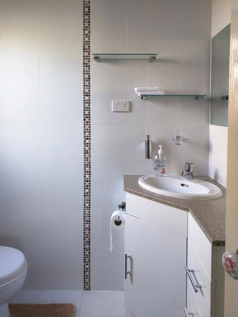 Waterfront Retreat - Inverell Accommodation 19