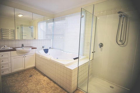 Rayville Boat Houses - Inverell Accommodation 13