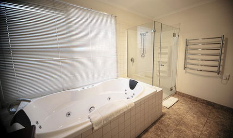 Rayville Boat Houses - Inverell Accommodation 11