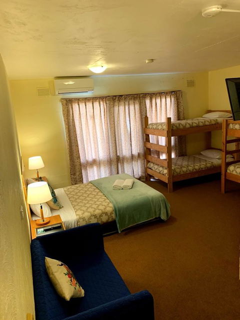 Mountain Creek Motel Bar & Restaurant - Inverell Accommodation 44