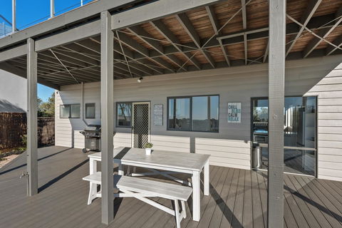 Beachside House - Inverell Accommodation 24