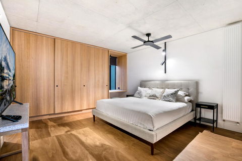 Stylish Apartment In Unique Church Development - Inverell Accommodation 13