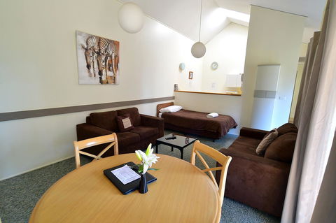 Executive Hideaway - Inverell Accommodation 25