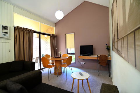 Executive Hideaway - Inverell Accommodation 16