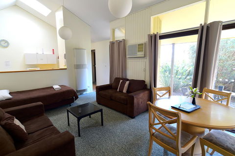 Executive Hideaway - Inverell Accommodation 24