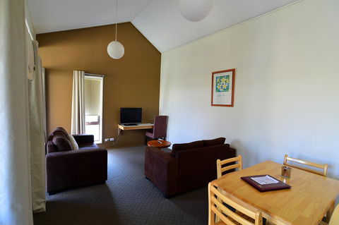 Executive Hideaway - Inverell Accommodation 9