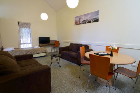 Executive Hideaway - Inverell Accommodation 12