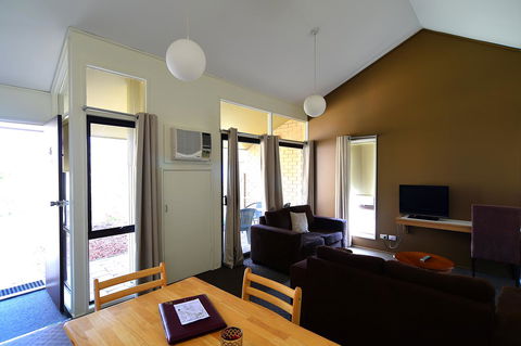 Executive Hideaway - Inverell Accommodation 7