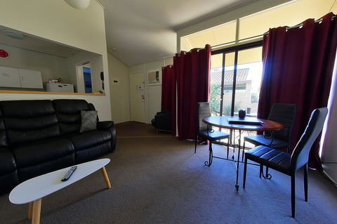 Executive Hideaway - Inverell Accommodation 42