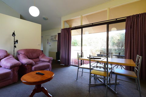 Executive Hideaway - Inverell Accommodation 32