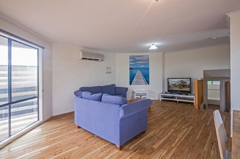 Woolamai Family Retreat - Inverell Accommodation 5