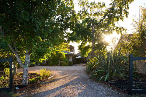 East Street Daylesford - Inverell Accommodation 7