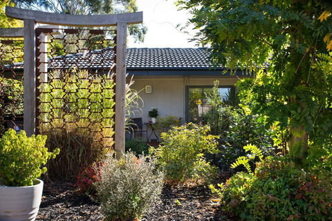 East Street Daylesford - Inverell Accommodation 14