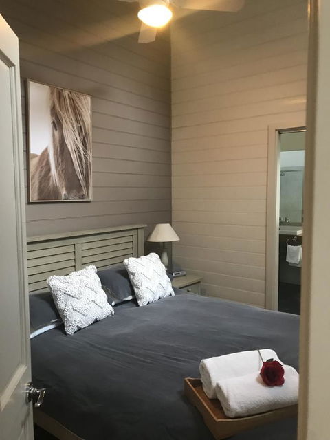 Two Truffles Cottages - Inverell Accommodation 4