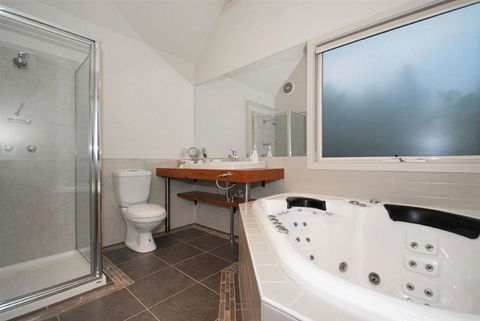 Two Truffles Cottages - Inverell Accommodation 7