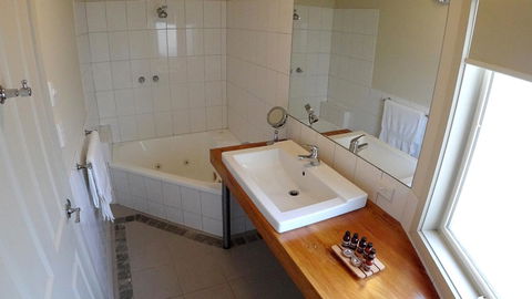 Two Truffles Cottages - Inverell Accommodation 15