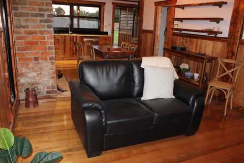 The Cottage - Inverell Accommodation 2