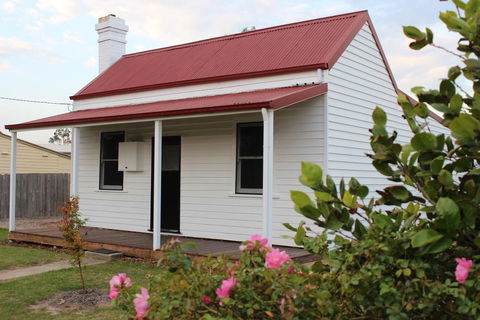 The Cottage - Inverell Accommodation 3