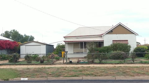 The Crooked Cottage - Inverell Accommodation 1