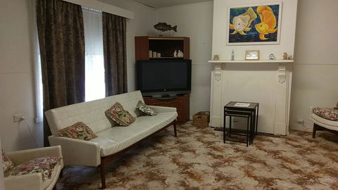 The Crooked Cottage - Inverell Accommodation 2