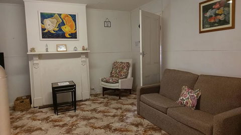 The Crooked Cottage - Inverell Accommodation 3