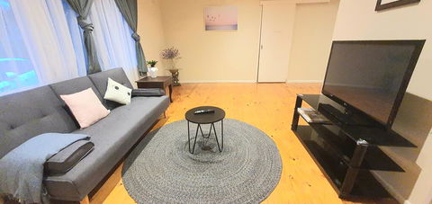 The Flower Homestay - Inverell Accommodation 1