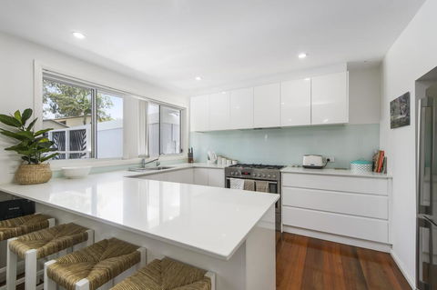 THE LAKE HOUSE - WiTH SWIMMING POOL - Inverell Accommodation 3