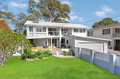 THE LAKE HOUSE - WiTH SWIMMING POOL - Inverell Accommodation 0