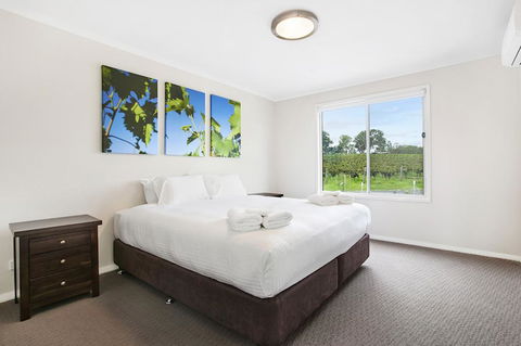 The Lake House @ 201 - Inverell Accommodation 2