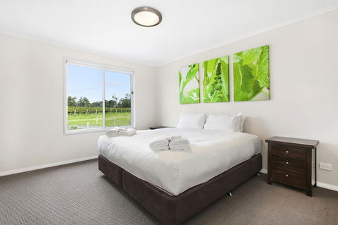The Lake House @ 201 - Inverell Accommodation 3