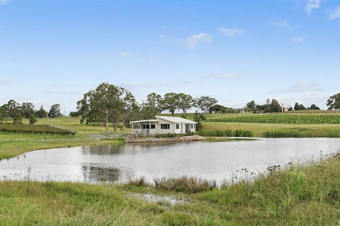 The Lake House @ 201 - Inverell Accommodation 1