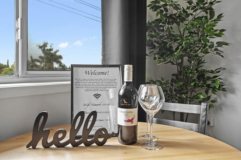 The Neo Stylish Central Apartment With Aircon Courtyard And Netflix - Inverell Accommodation 1