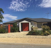 The Red Door - Inverell Accommodation
