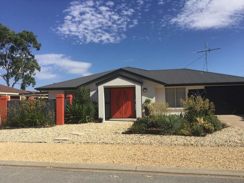 The Red Door - Inverell Accommodation 0