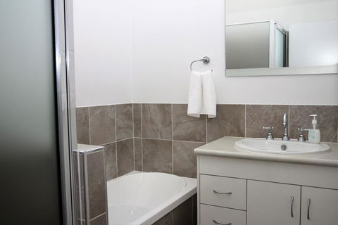 Two On Sunset - Inverell Accommodation 0