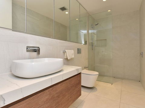 Villa Catania Waterside At Trinity Point - Inverell Accommodation 3