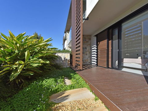 Villa Catania Waterside At Trinity Point - Inverell Accommodation 2