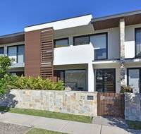 Villa Catania Waterside at Trinity Point - Inverell Accommodation