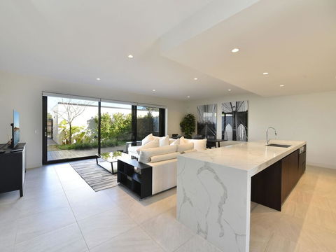 Villa Positano Waterside At Trinity Point - Inverell Accommodation 3
