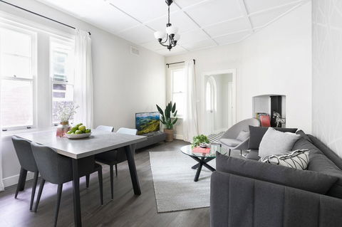 Walk Everywhere In The City From A Historic Home - Inverell Accommodation 1