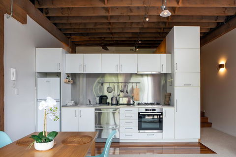 Warehouse Apartment With Balcony In Trendy Area - Inverell Accommodation 2